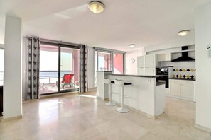 Fridge, microwave, oven, stovetop - Magnificent Seafront Apartment (Valras-Plage)
