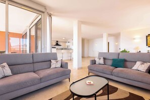 TV - Magnificent Seafront Apartment (Valras-Plage)