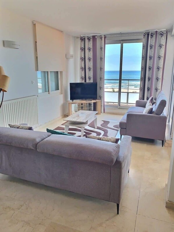 TV - Magnificent Seafront Apartment (Valras-Plage)