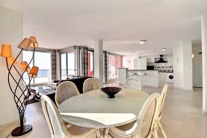 Dining - Magnificent Seafront Apartment (Valras-Plage)