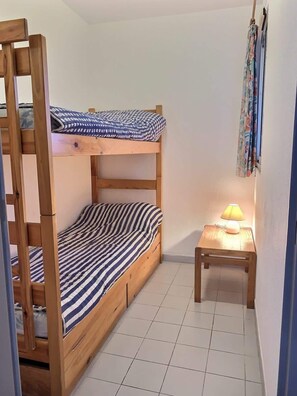 2 bedrooms, bed sheets