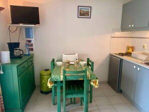 ثلاجة، ميكروويف، فرن، موقد طهي مسطح