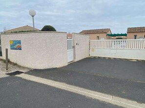 المنطقة المحيطة بالمنشأة