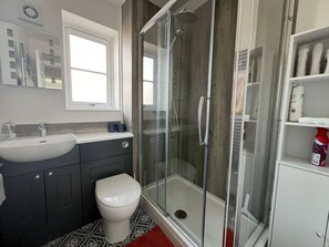 Dusche, Haartrockner, Handtücher, Seife