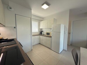 Jääkaappi, mikroaaltouuni, uuni, liesi