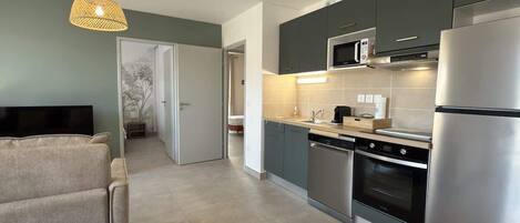 ثلاجة، ميكروويف، فرن، موقد طهي مسطح