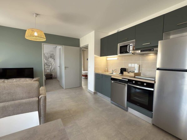 Fridge, microwave, oven, stovetop