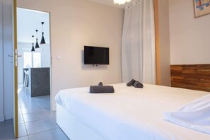 5 bedrooms, iron/ironing board, WiFi, bed sheets