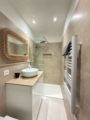 Regadera, secadora de cabello, toallas 