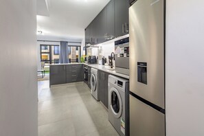 Kühlschrank, Mikrowelle, Ofen, Herdplatte