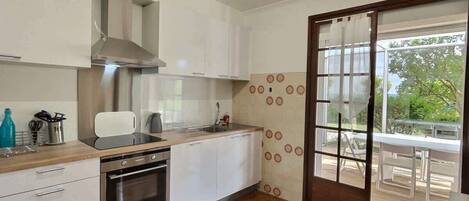 Kühlschrank, Mikrowelle, Ofen, Herdplatte