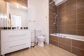 Shower, hair dryer, towels, shampoo