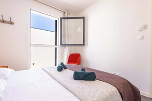 3 habitaciones, tabla de planchar con plancha, wifi y ropa de cama 