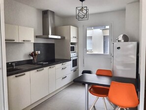 Fridge, oven, stovetop, dishwasher