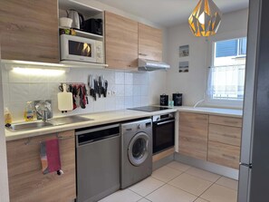 Fridge, microwave, oven, stovetop - Villa Bianca Modern House with Garden (Sérignan)