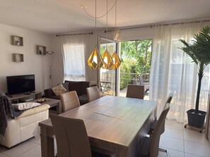 TV - Villa Bianca Modern House with Garden (Sérignan)