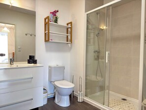 Shower, hair dryer, towels - Villa Bianca Modern House with Garden (Sérignan)