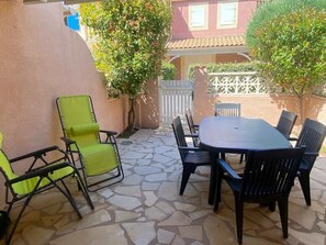 Outdoor dining - Les Jardins De La Mer – Charming Holiday Home (Valras-Plage)