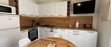 Een koelkast, een microgolfoven, een oven, een kookplaat