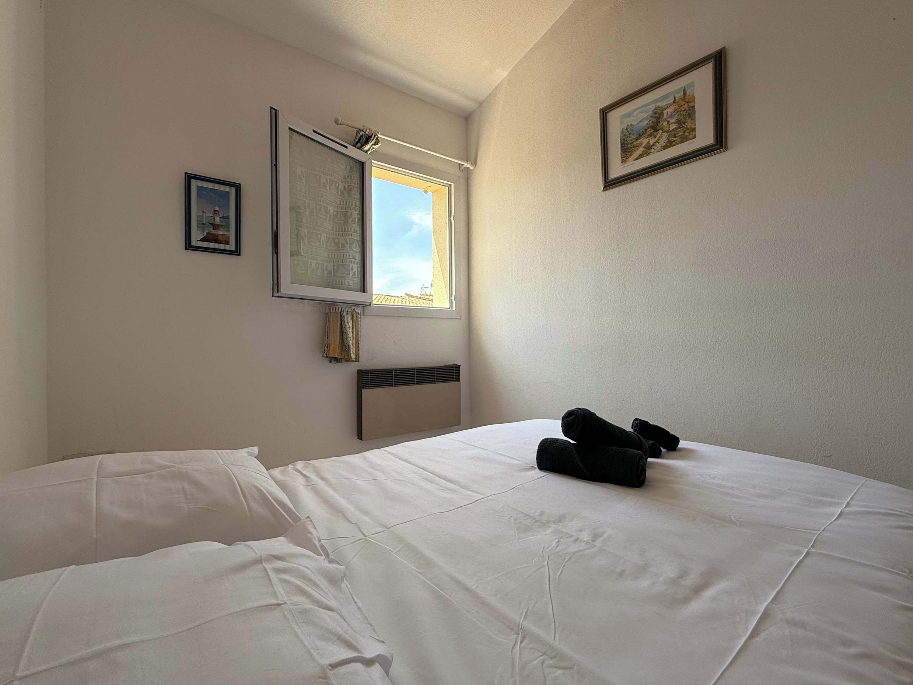 2 slaapkamers, een strijkplank/strijkijzer, beddengoed