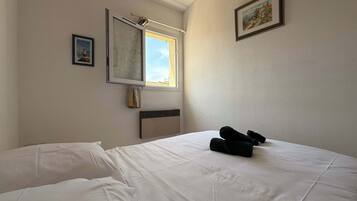 2 slaapkamers, een strijkplank/strijkijzer, beddengoed