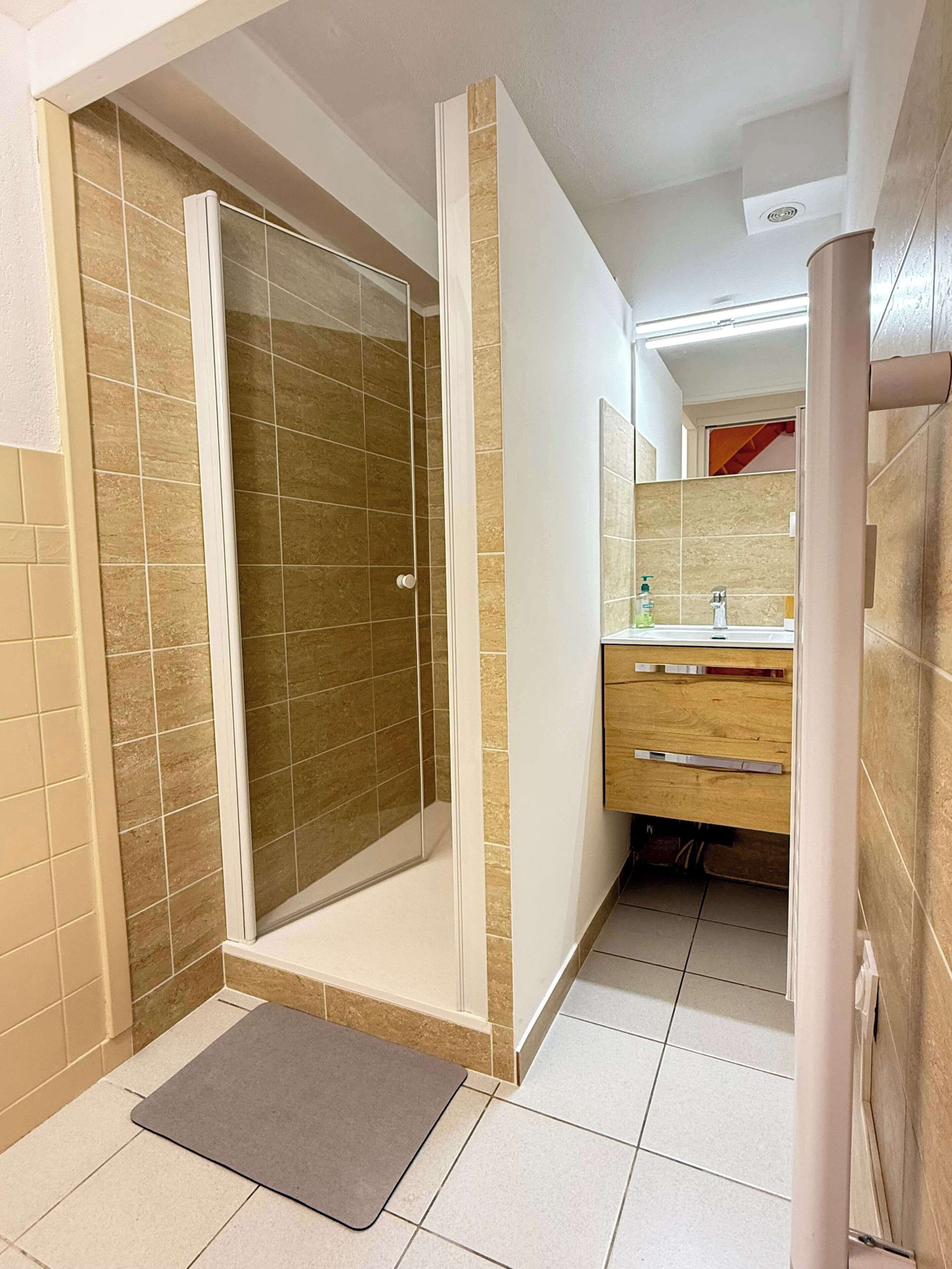 Een douche, handdoeken