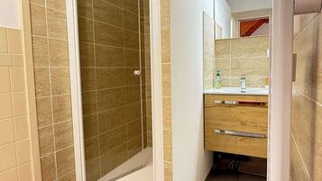 Een douche, handdoeken