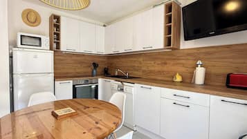 Een koffiezetapparaat/waterkoker, een koelkast, een magnetron, een oven