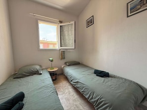 2 bedrooms, iron/ironing board, bed sheets