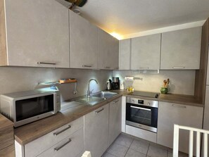 Jääkaappi, mikroaaltouuni, uuni, liesi