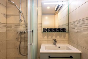 Shower, hair dryer, towels