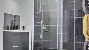 Een douche, gratis toiletartikelen, een haardroger, handdoeken