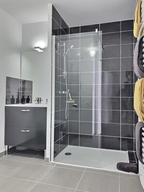 Regadera, secadora de cabello, toallas 