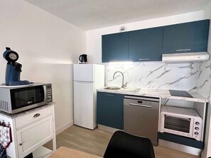 Kühlschrank, Mikrowelle, Ofen, Geschirrspüler