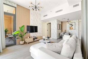 1 bedroom, Internet - Stylish 1BR in Production City With Pool and gym (Dubai)