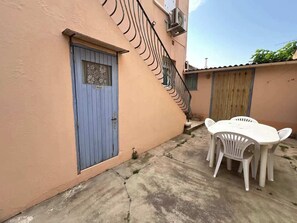 屋外ダイニングエリア