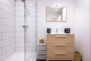 Regadera, amenidades de baño gratuitas, secadora de cabello, toallas