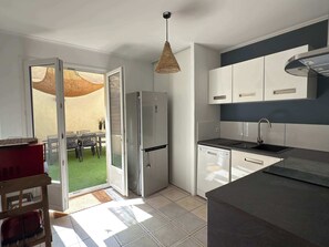 Réfrigérateur, micro-ondes, four, lave-vaisselle