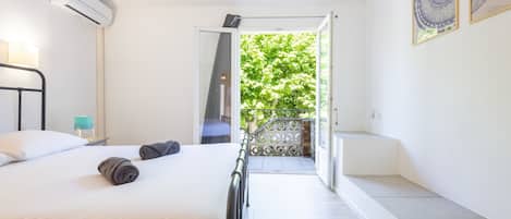 3 habitaciones, tabla de planchar con plancha, wifi y ropa de cama