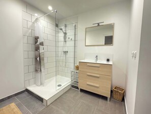 Regadera, secadora de cabello, toallas 