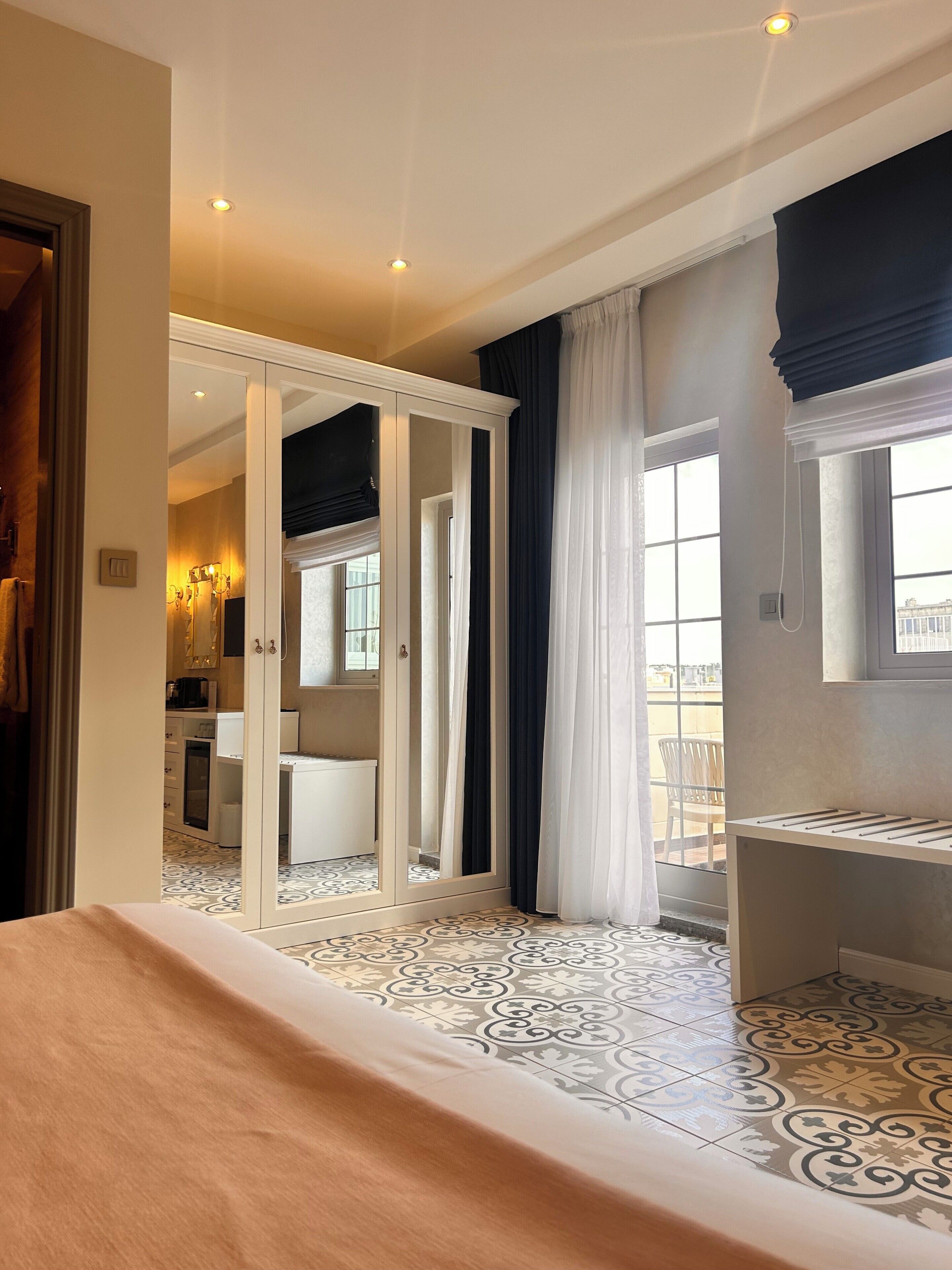 Phòng đôi Deluxe | Bộ đồ giường cao cấp, nệm cao su hoạt tính (memory foam), minibar 