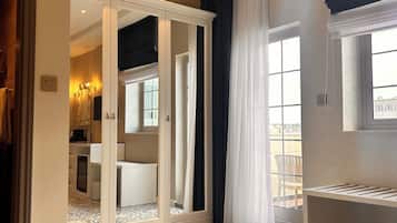 Phòng đôi Deluxe | Bộ đồ giường cao cấp, nệm cao su hoạt tính (memory foam), minibar