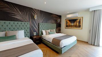 Deluxe suite, uitzicht op zee | Luxe beddengoed, bedden met traagschuimmatras, een minibar