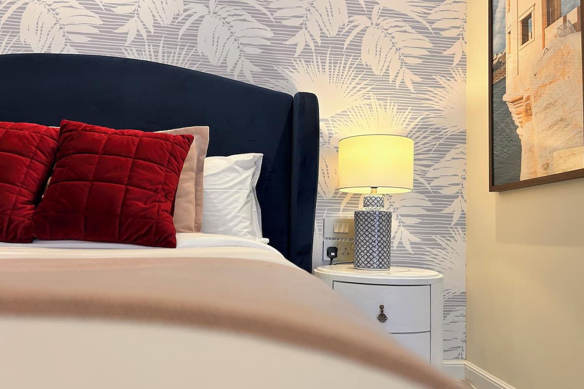 Deluxe dubbelrum | Sängtillbehör av högsta kvalitet, memory foam-madrasser och minibar