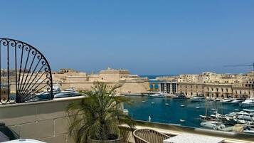 Deluxe Suite, Sea View | Terrace/patio