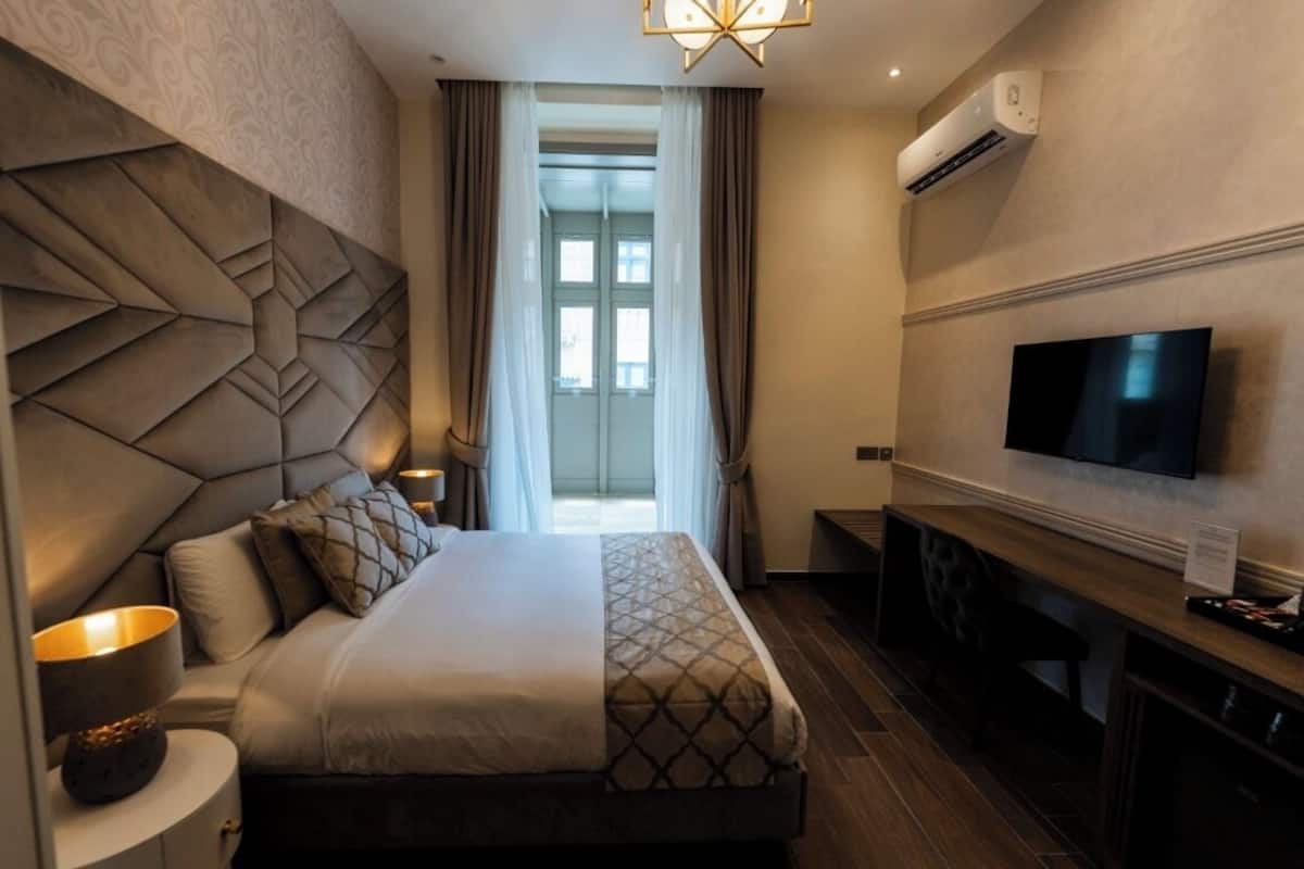 Ropa de cama de alta calidad, colchones con efecto memoria y minibar