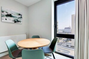 Appartement, 1 slaapkamer, niet-roken | Dineren op de kamer
