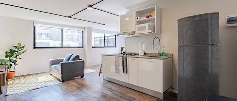 Een microgolfoven, een koffiezetapparaat/waterkoker, een broodrooster