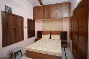 3 chambres, accĂšs Ă Internet, literie fournie