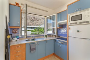 Coffee/tea maker, fridge, microwave, stovetop
